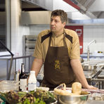 Шеф Дамянов е готвил в продължение на година в Noma, в Le Gavroche - школата за осъвременена класическа френска кухня на Мишел Ру и в The Fat Duck на Хестън Блументал. Преминал е и през готварските работилници на Savoy Grill на шеф-звездата Гордън Рамзи, през испанския ресторант Arzak, през Ritz - Лондон.В неделя, той сподели някои от тайните, които е научил по време на впечатляващата си кариера.
