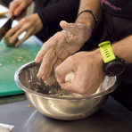 Важен момент при месенето на тестото е то да не минава през пръстите на ръката, а да се използва единствено дланта. По този начин се получава по-хомогенно тесто.