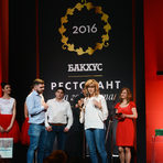 Пловдивският ресторант "Паваж" взе награда за "Вкусно място", която им беше дадена от Мария Лазарова - представител на подправки Kotanyi за България.