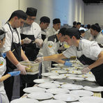 В кухнята зад сцената трескаво работиха и студентите от HRC Culinary Academy.