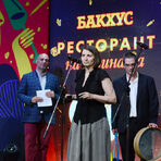 Екипът на L'Etranger получава наградата в категория "Световна кухня".